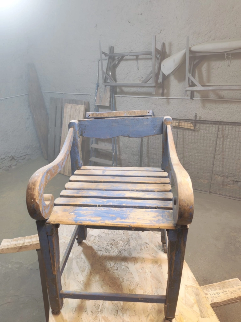 Rénovation d’un ancien siège de barbier par aérogommage